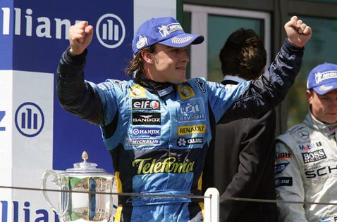 Фернандо Алонсо и Кими Райкконен на подиуме Гран При Франции 2005 года