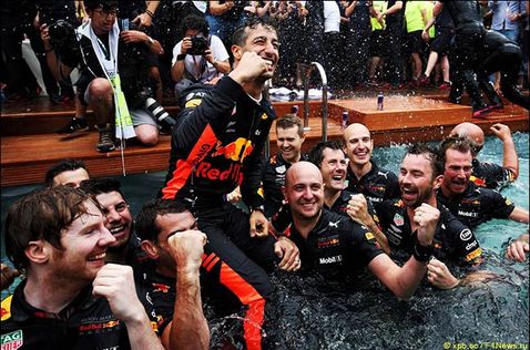 В Red Bull Racing празднуют победу