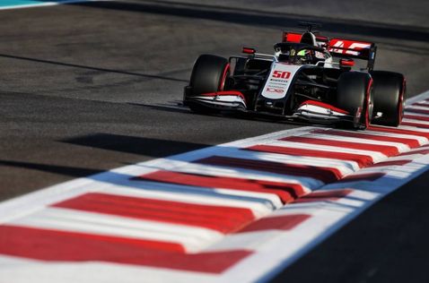 Мик Шумахер за рулём машины Haas на тестах в Абу-Даби, фото XPB