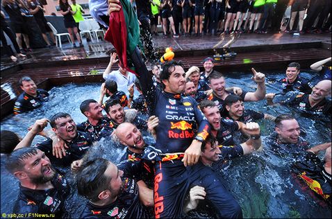 В Red Bull Racing праздную победу Серхио Переса