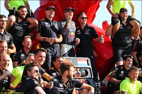 В Red Bull Racing праздную победу Макса Ферстаппена