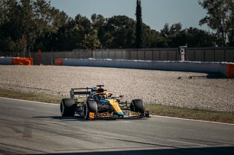 Пато О'Вард за рулём McLaren MCL35M на тестах в Барселоне, фото пресс-службы команды