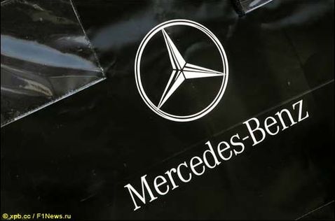 Лолготип Mercedes на ящике для перевозке двигателей. Сузука. Гран При Японии