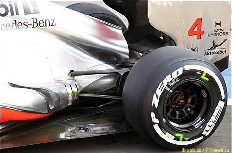 На боковых понтонах машины McLaren хорошо видны каналы, через которые проходит поток выхлопных газов
