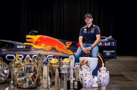 Макс Ферстаппен и трофеи Red Bull Racing, фото Red Bull