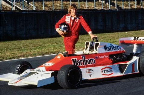 Джеймс Хант у машины McLaren M26-02, фото McLaren