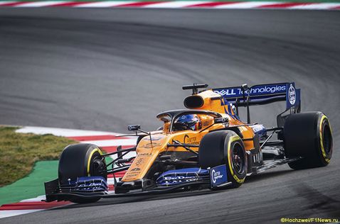 Карлос Сайнс за рулём McLaren MCL34 на тестах в Барселоне