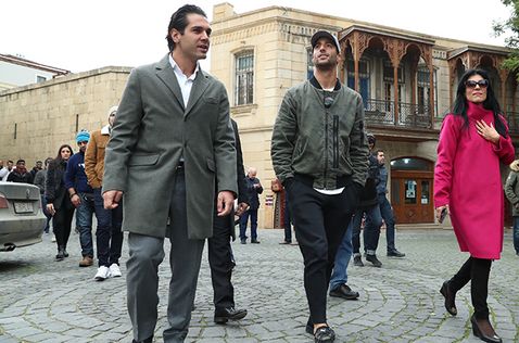 Ариф Рагимов (слева) показывает Даниэлю Риккардо старый Баку, фото пресс-службы Baku City Circuit