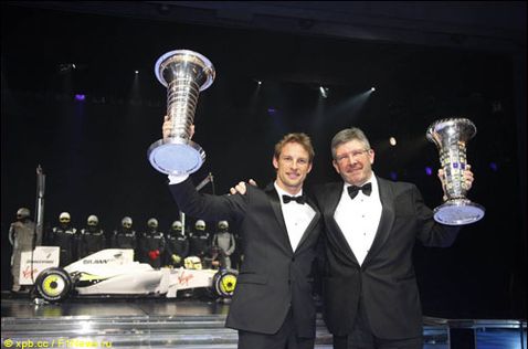 Дженсон Баттон и Росс Браун на церемонии награждения FIA (2009 год) 