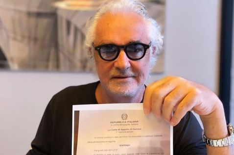Флавио Бриаторе демонстрирует решение суда о закрытии дела, фото из его Instagram