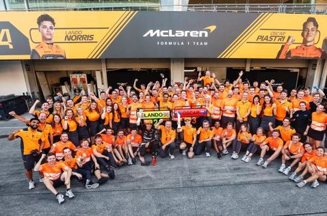 Команда McLaren празднует успех в Японии, фото пресс-службы McLaren