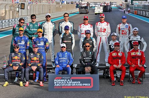 Коллективное фото гонщиков Формулы 1, сделанное перед стартом Гран При Абу-Даби