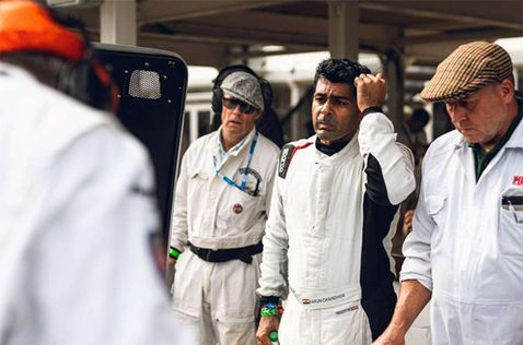 Карун Чандхок (второй справа) вместе с механиками изучают последствия инцидента, фото пресс-службы фестиваля