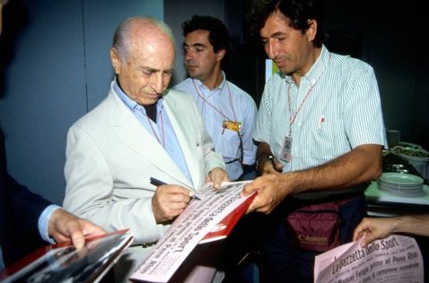 Хуан-Мануэль Фанхио даёт автографы журналистам на Гран При Италии 1991 года в Монце, фото XPB