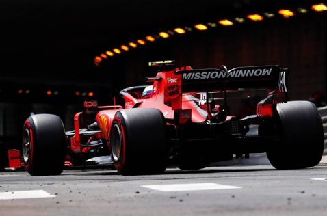 Шарль Леклер за рулём Ferrari на трассе в Монако, фото XPB