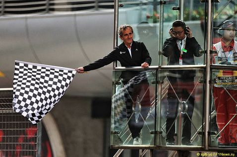 Ален Прост даёт отмашку клетчатым флагом на финише Гран При Китая, 2019 год