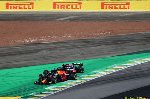 Льюис Хэмилтон и Макс Ферстаппен ведут борьбу на трассе Гран При Бразилии, 2021 год