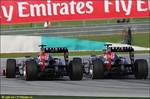 Гонщики Red Bull Racing ведут борьбу на трассе Гран При Малайзии