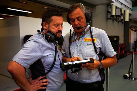 Пол Хембри (слева) и Марио Изола, спортивный директор Pirelli