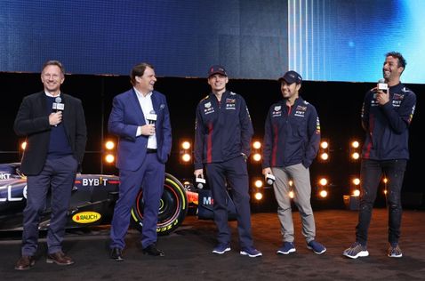 Кристиан Хорнер, Джим Фарли (Ford) и гонщики команды на презентации в Нью-Йорке, фото Red Bull