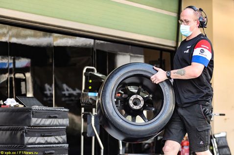 Механик Alpine несёт колесо с 18-дюймовой шиной Pirelli