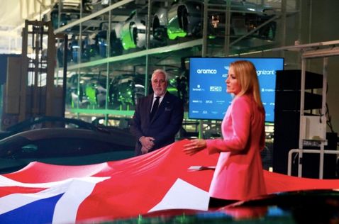 Лоуренс Стролл и Рэйчел Брукс, ведущая презентации, фото пресс-службы Aston Martin