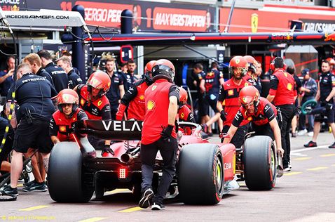 Механикам Ferrari пришлось вручную катить машину Шарля Леклера на весы FIA