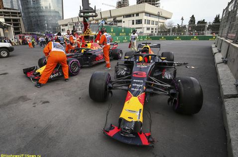 Машины Даниэля Риккардо и Макса Ферстаппена после столкновения в Баку