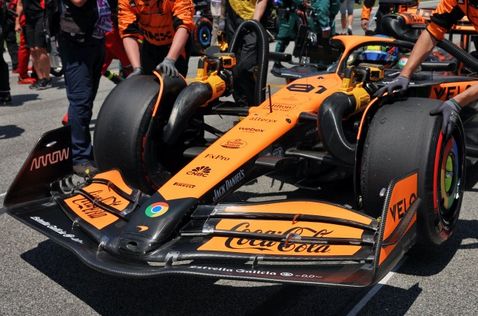 Машина McLaren MCL38 перед стартом гонки, фото XPB