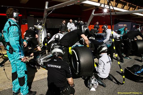 Механики Mercedes отрабатывают пит-стопы на тестах в Барселоне
