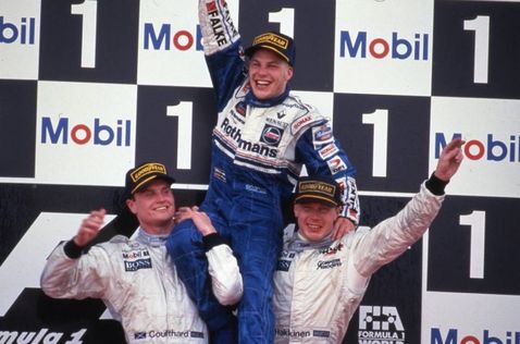 Мика Хаккинен и Дэвид Култхард поздравляют Жака Вильнёва с титулом, Гран При Европы 1997 года, фото XPB