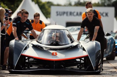 Мика Хаккинен за рулём гиперкара McLaren Solus, фото McLaren Automotive