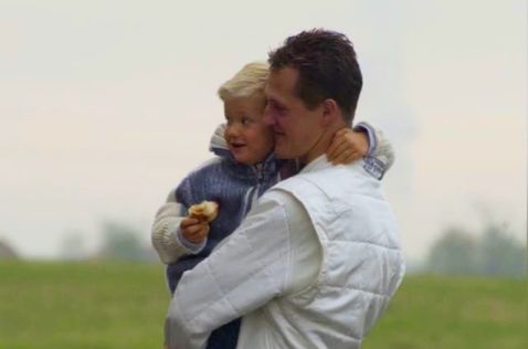 Мик Шумахер на руках у отца, фото из Twitter гонщика
