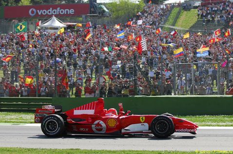 Михаэль Шумахер за рулём Ferrari 248 F1 в Имоле, 2006 год