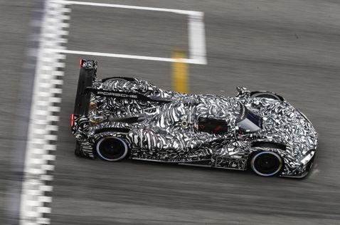 Спортпрототип команды Porsche Penske на тестах в Барселоне, фото пресс-службы Porsche