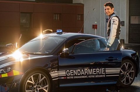 Эстебан Окон у полицейского Alpine A110, фото из Instagram гонщика
