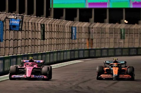 Машины Alpne и McLaren ведут сражение на трассе, фото XPB