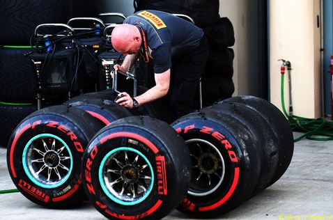 Инженер Pirelli работает с шинами 
