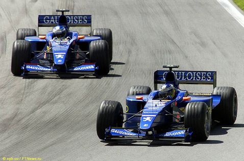 Машины Prost на трассе Гран При Австрии, 2000 год