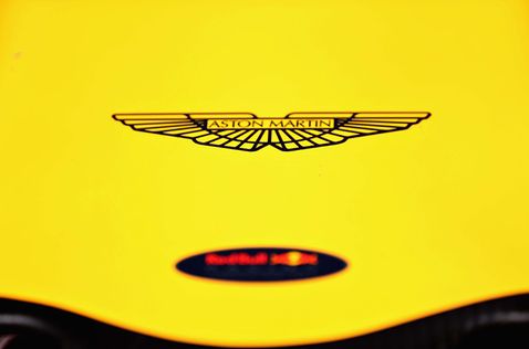 Логотип Aston Martin на машине Red Bull Racing