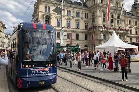 Трамвай в цветах Red Bull, на котором катались Макс Ферстаппен и Даниэль Риккардо
