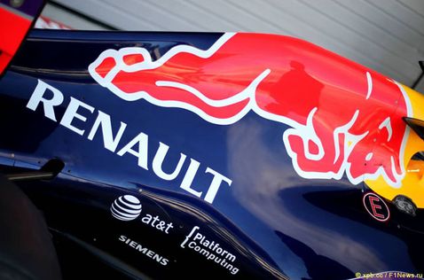 Логотип Renault на машине Red Bull Racing