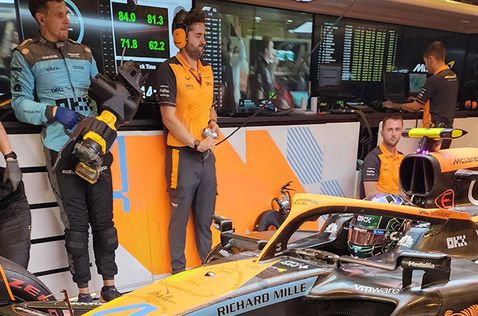 Ландо Норрис выезжает из боксов McLaren на очередную квалификационную попытку, фото пресс-службы McLaren