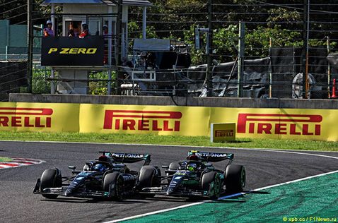 Гонщики Mercedes борются за позицию на трассе Гран При Японии