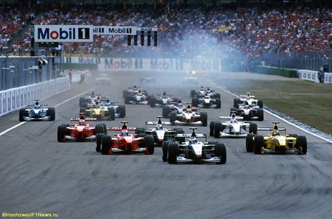 На старте Гран При Германии 1999 года Мика Сало вышел на вторую позицию - его машина слева от McLaren Мики Хаккинена