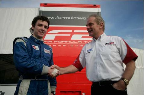 Иван Самарин и босс Формулы 2 Джонатан Палмер