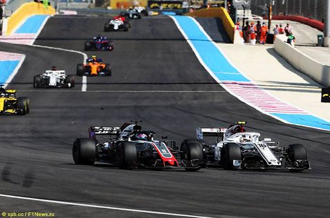 Шарль Леклер борется за позицию с Романом Грожаном, гонщиком Haas, на трассе Гран При Франции