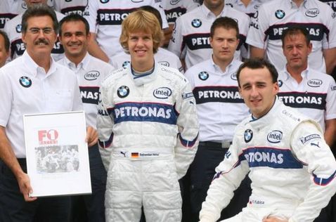 BMW-Sauber в 2006-м: во втором ряду второй справа – Андреас Зайдль, в центре – Себастьян Феттель, справа – Роберт Кубица