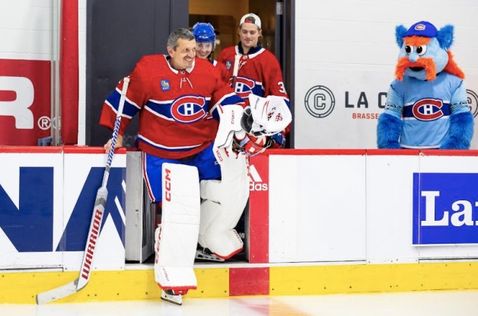 Гюнтер Штайнер выходит на лёд вместе с хоккеистами Montreal Canadiens