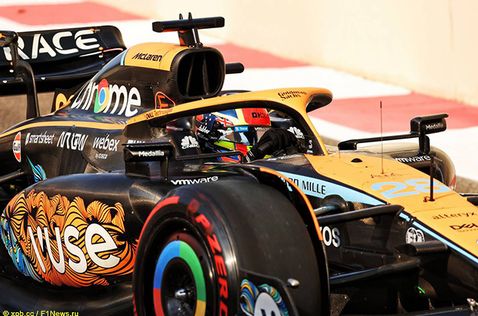 Оскар Пиастри за рулём машины McLaren на тестах в Абу-Даби
